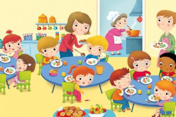 Bambini seduti alla mensa con tavoli rotondi e cuoca sullo sfondo