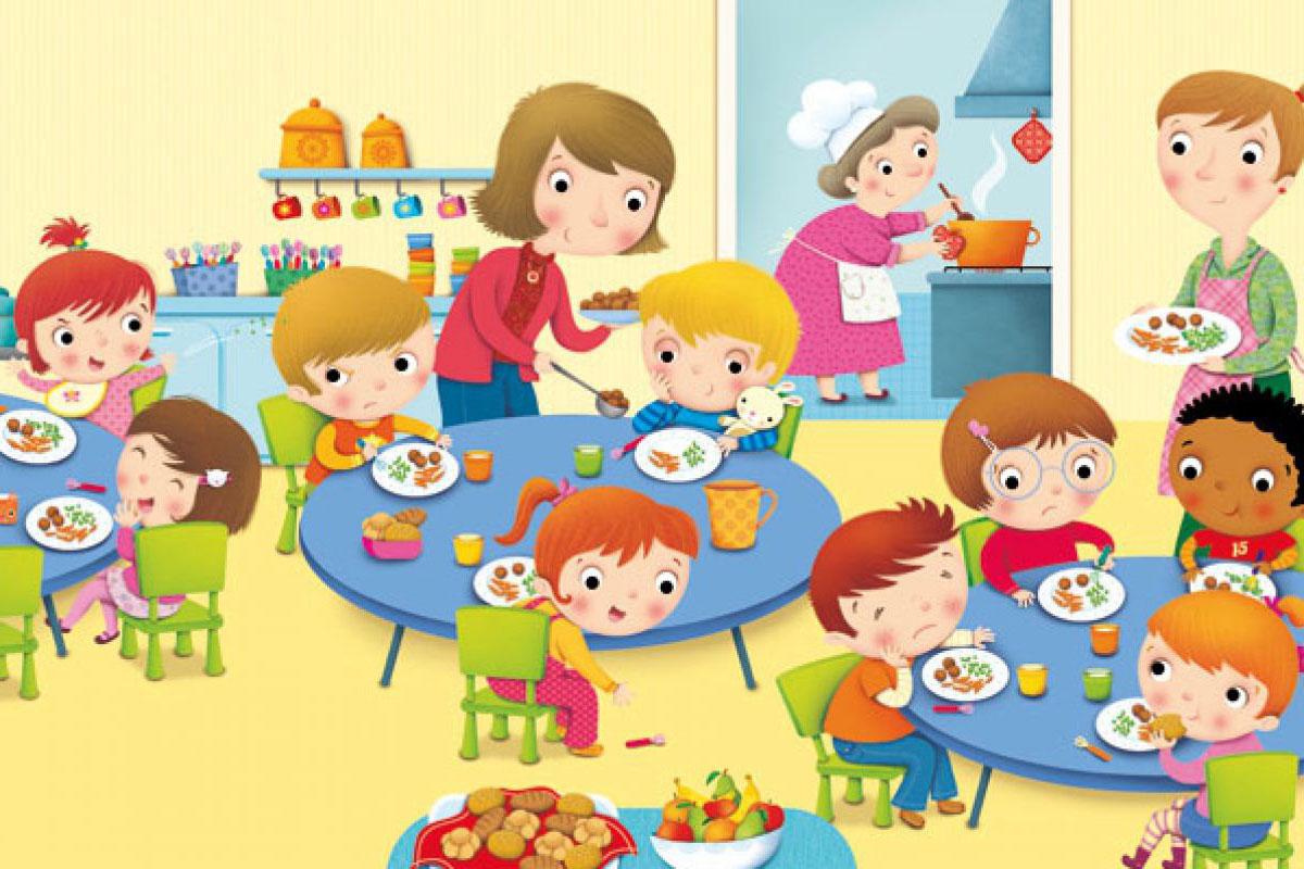 Bambini seduti alla mensa con tavoli rotondi e cuoca sullo sfondo